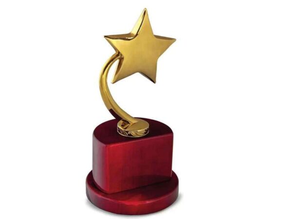 Metal star Gold trophy with wooden base, Trophy supplier in Dubai
