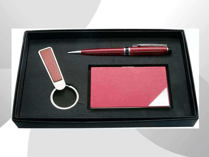 Gift set with pen, keychain, card holder.