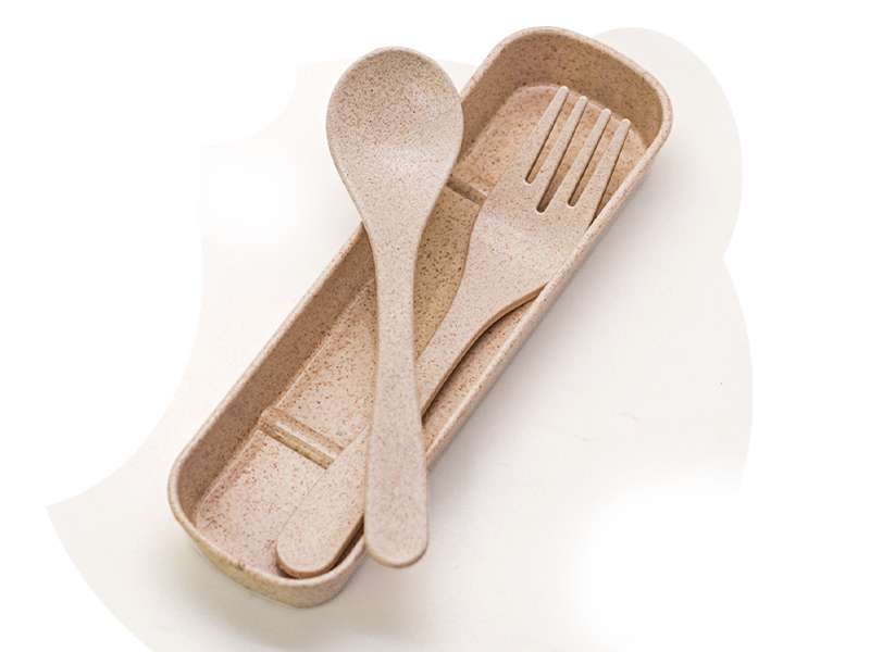 Eco-friendly wheat straw cutlery set in tray.